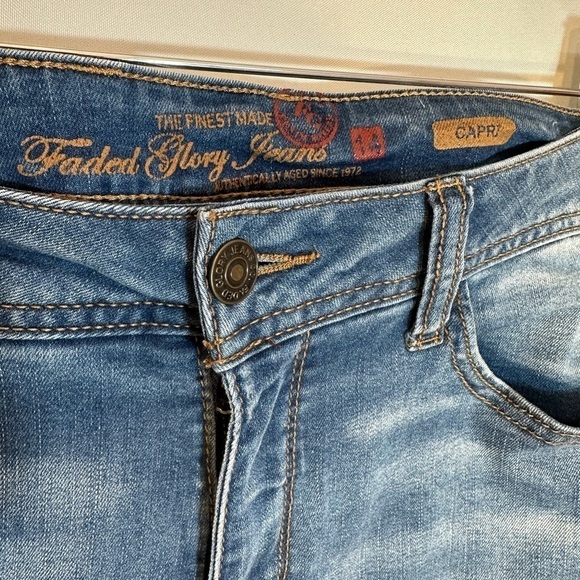 Faded Glory Light Wash Blue Denim Capri Jean Cuffed Hem Zipper Button Pockets 14 - Picture 4 of 9